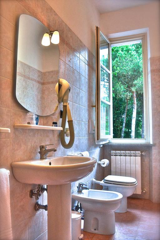 Hotel Villa Fiorisella Marina di Massa Extérieur photo